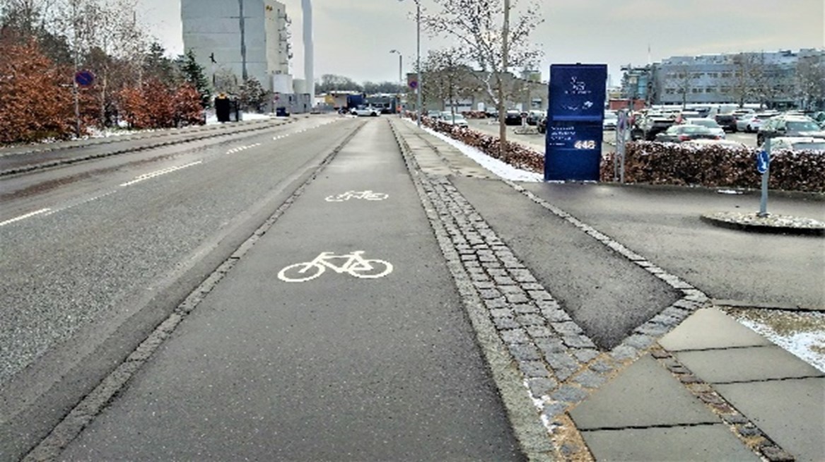 Ny pendlerplads med grønt anlæg — billede 3